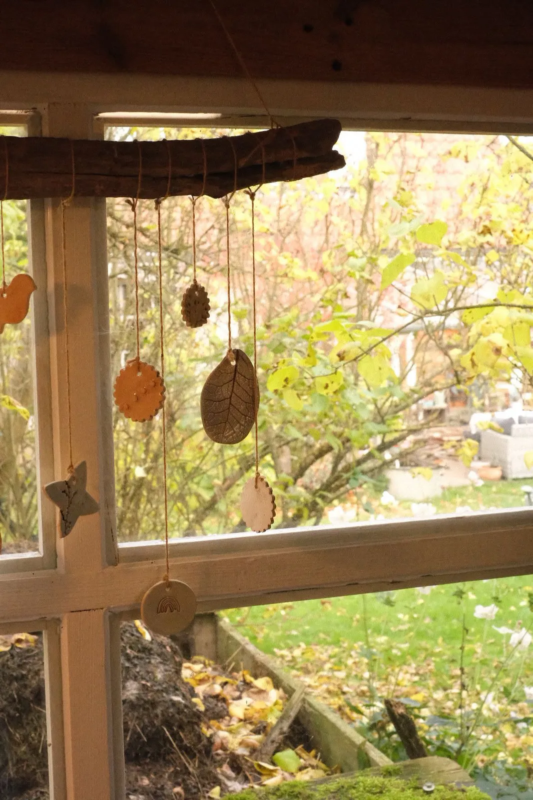 Mobile aus Tonanhängern am Atelierfenster