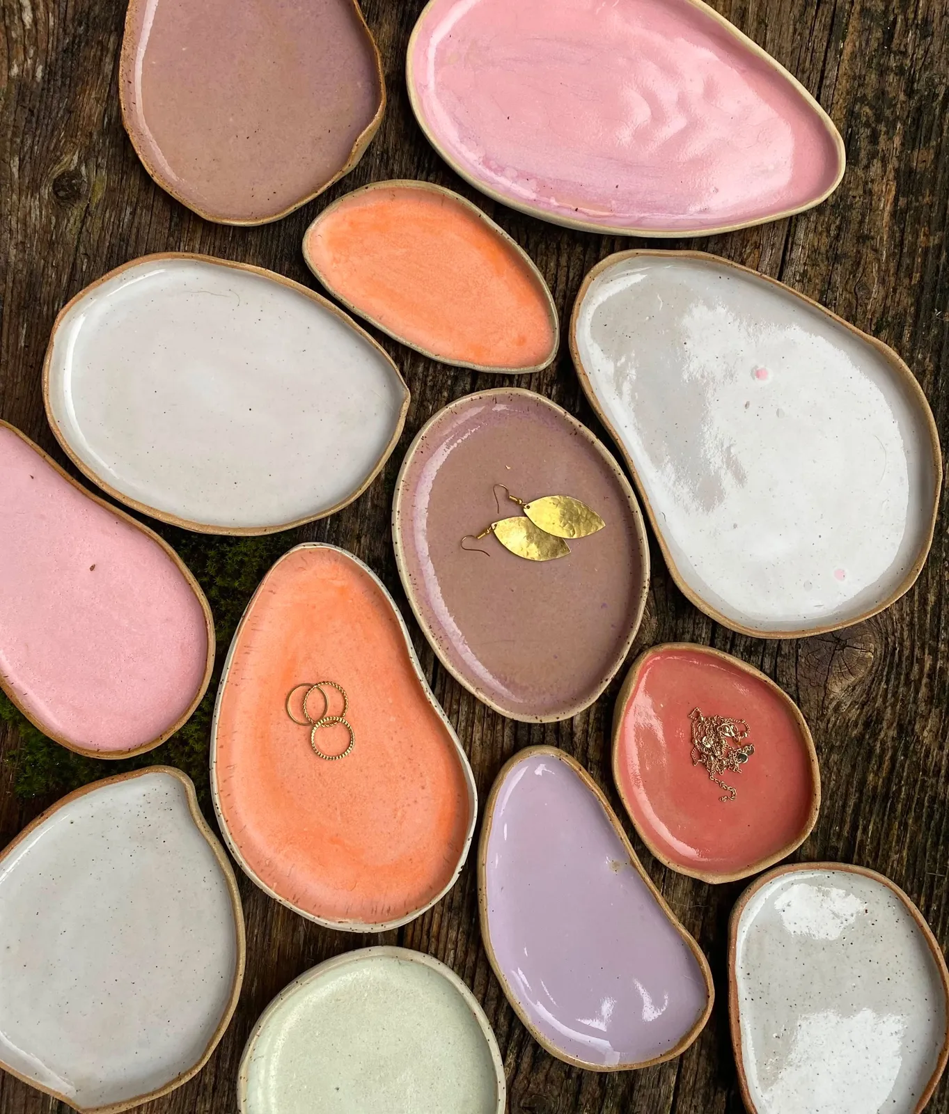 Kleine Schmuckschalen aus Keramik in Rosé, Orange und Flieder