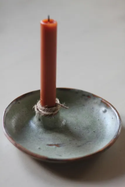 Kerzenhalter aus Keramik mit oranger Kerze