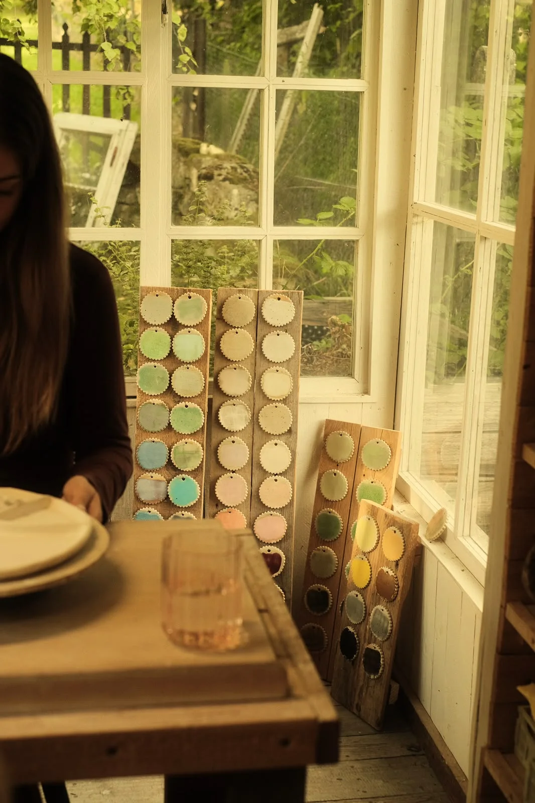 Glasur-Farbmuster im Atelier am Fenster