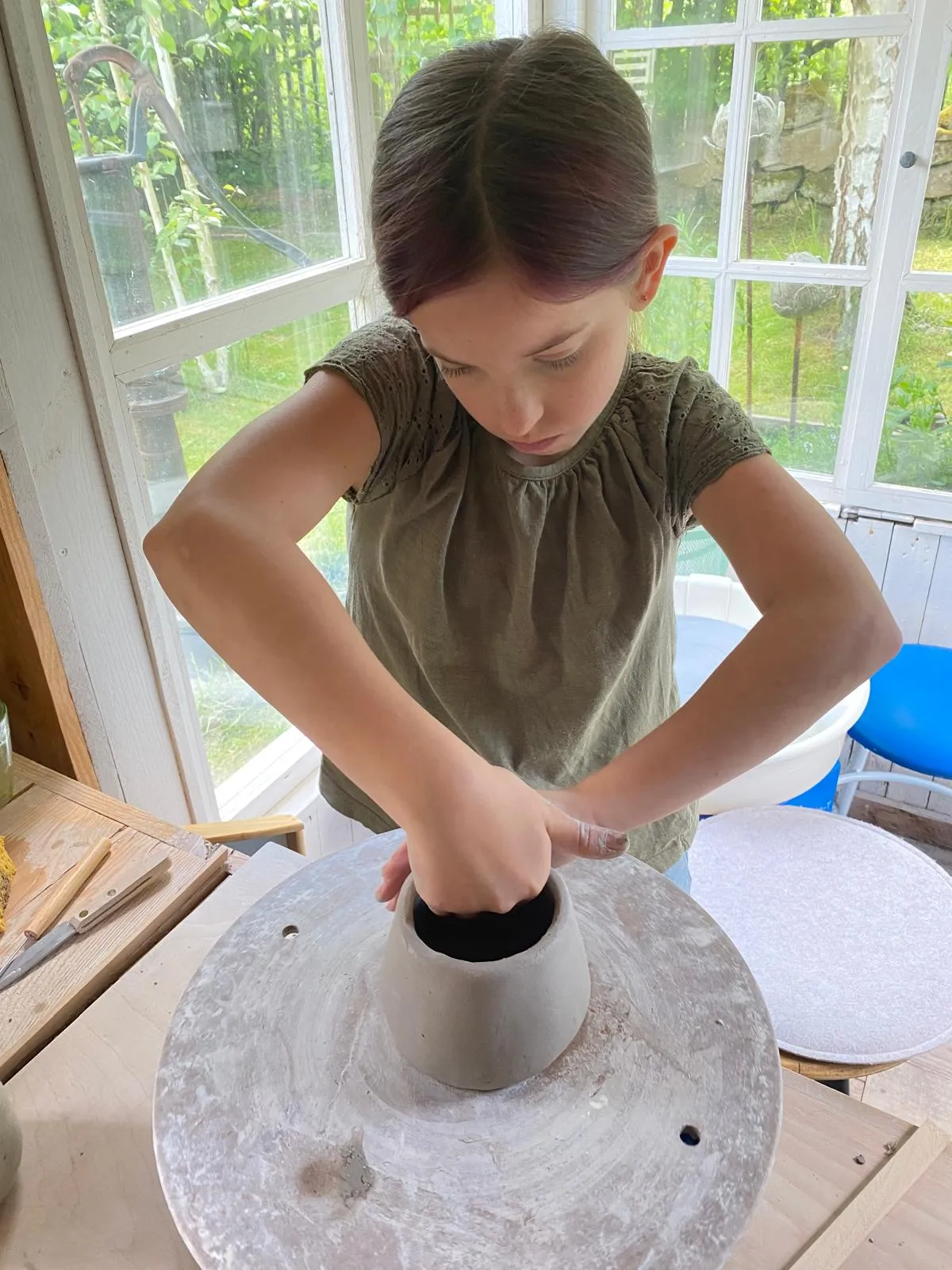 Kind beim Töpfern im Atelier