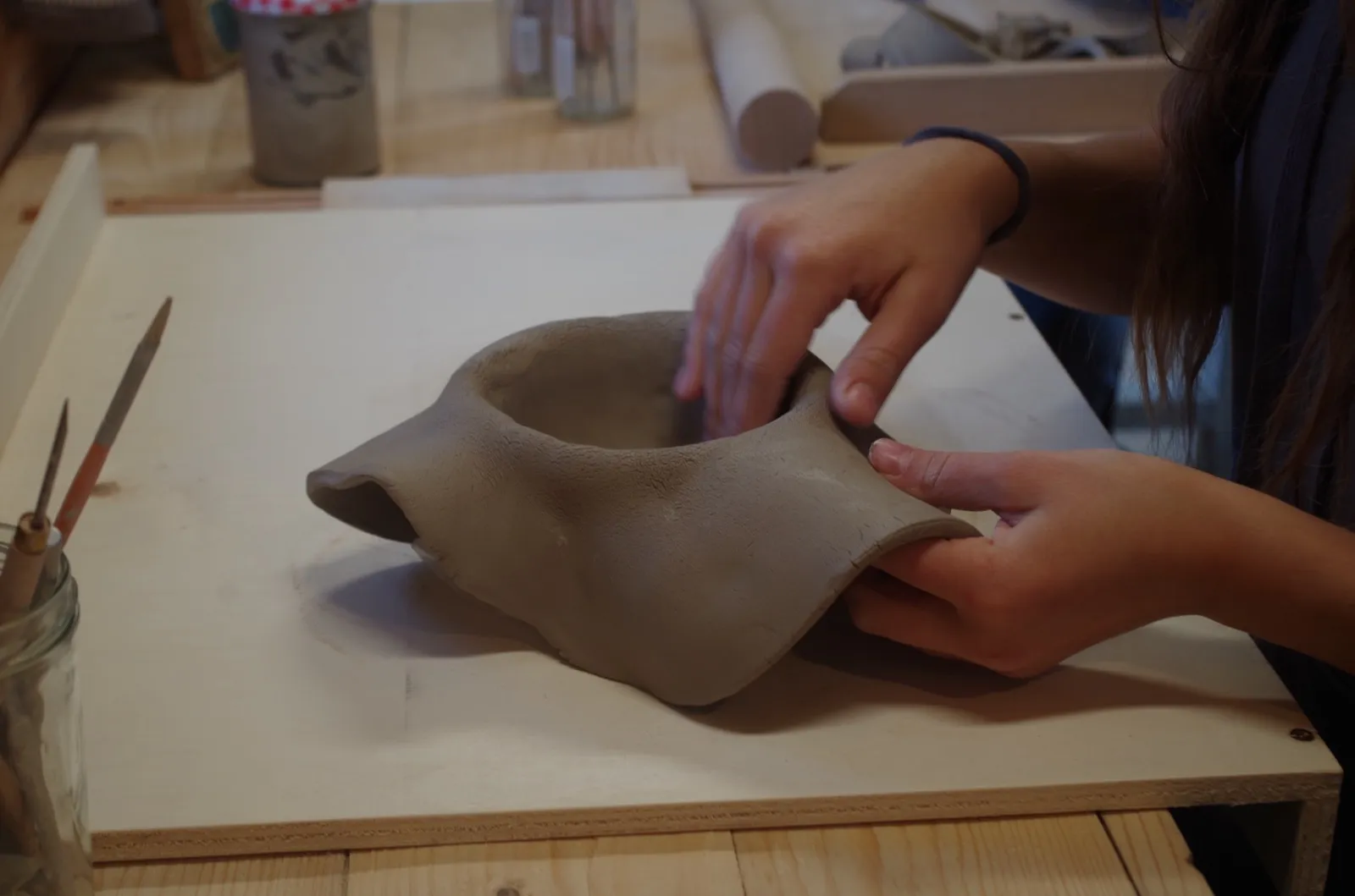 Glasieren im Atelier